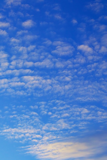 Foto sommerblauer himmel mit weißen schönen wolken