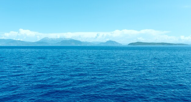 Sommerblick auf das Meer von der Zugfähre auf dem Weg von Kefalonia nach Lefkada Griechenland