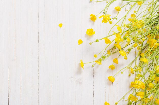 Sommerblumen auf hölzernem Hintergrund