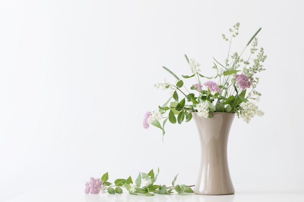 Sommerblumen in der Vase auf dem Tisch