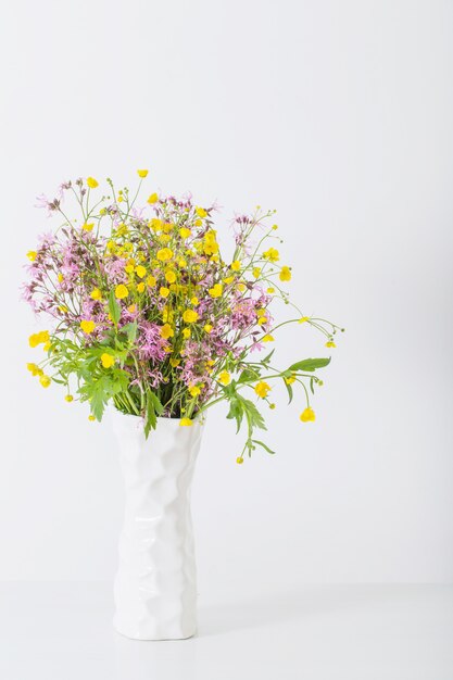 Sommerblumen in der Vase auf weißem Hintergrund