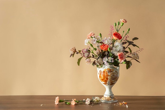 Sommerblumen in einer alten Keramikvase auf beige Hintergrund