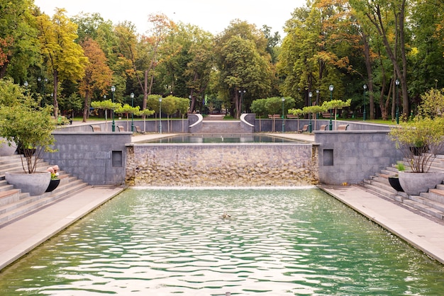 Sommerbrunnen im Park in der Natur mit klarem Wasser