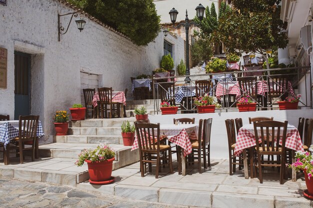 Sommercafé am Meer. Erholungsort. Café auf der Straße. Kaffeehaus