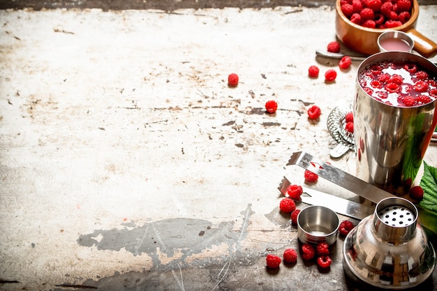 Sommercocktail aus frischen Himbeeren. Auf rustikalem Hintergrund.