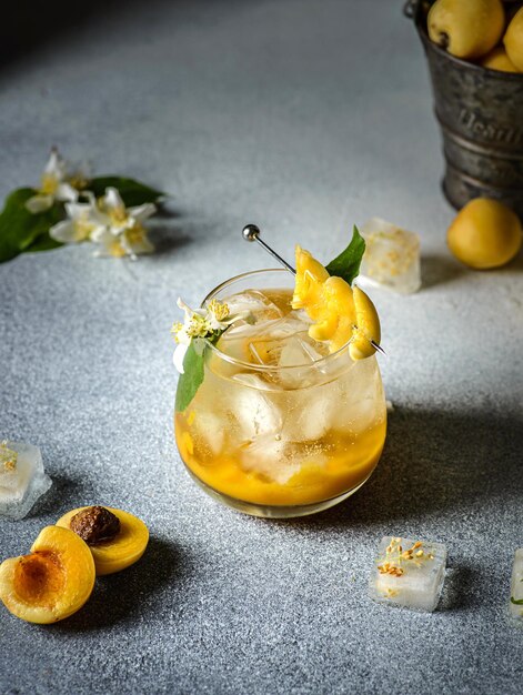 Sommercocktail mit Aprikosenpüree