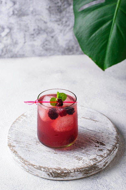 Sommercocktail mit Brombeere und Eis