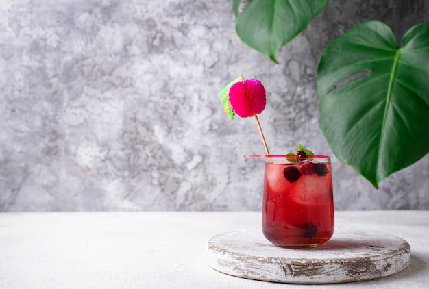 Sommercocktail mit Brombeere und Eis