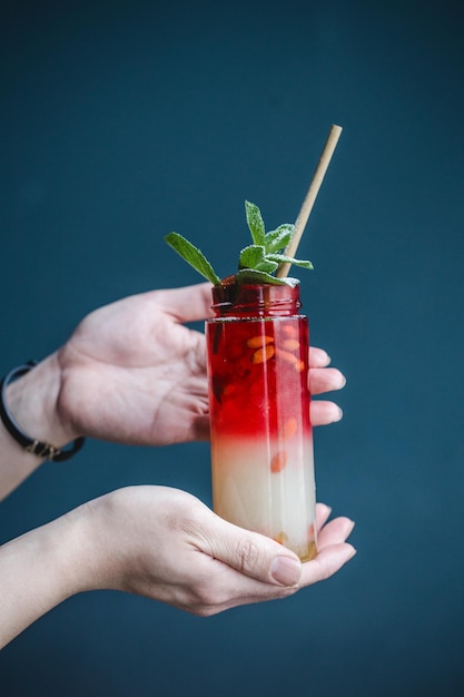 Foto sommercocktail mit früchten und beeren