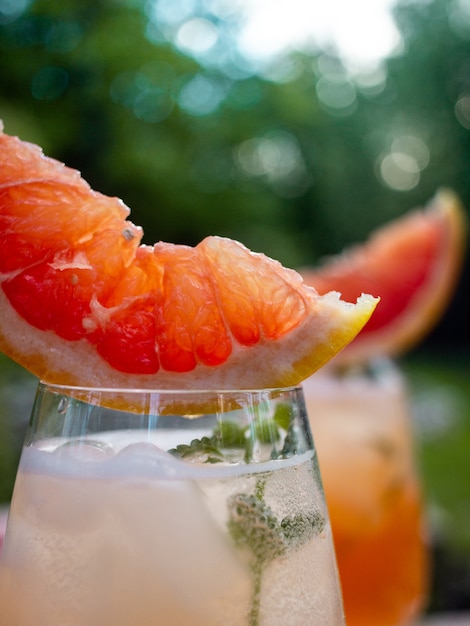 Sommercocktail mit Grapefruitblüten und Eis