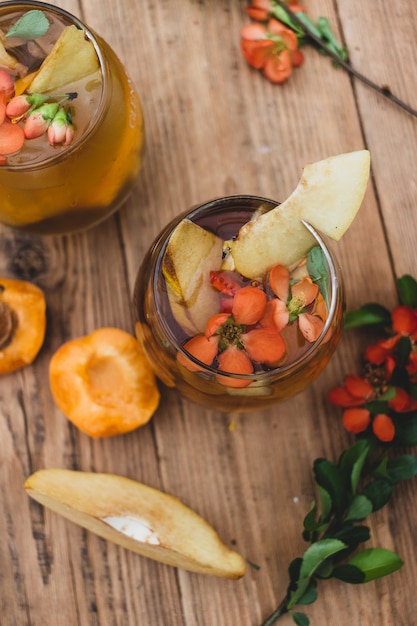 Sommercocktail mit Grapefruitblüten und Eis