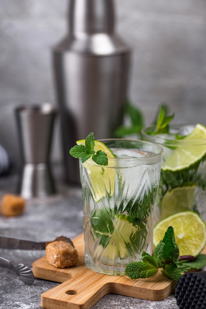 Sommercocktail mit Limette und Minze