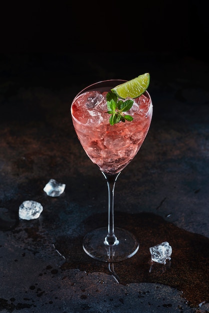 Sommercocktail mit Roséwein