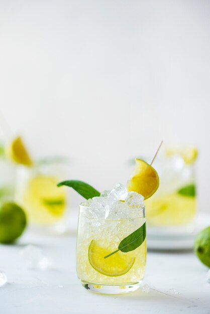 Sommercocktail mit Salbei und Limette