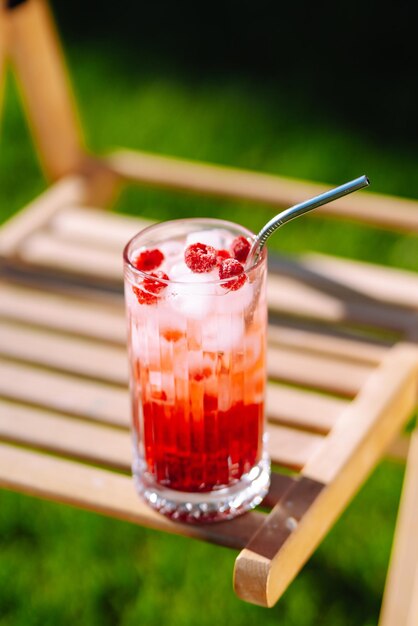 Sommercocktails Alkoholischer Cocktail mit Eis und Zitrusfrüchten