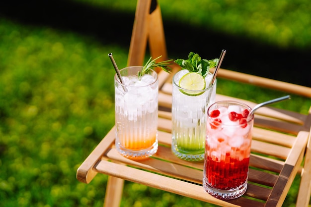 Sommercocktails Alkoholischer Cocktail mit Eis und Zitrusfrüchten