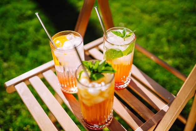 Sommercocktails Alkoholischer Cocktail mit Eis und Zitrusfrüchten