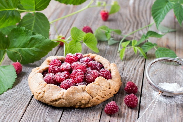 Sommerdessert Blaubeergalette auf einem hölzernen Hintergrund