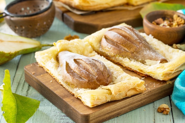 Sommerdessert Hausgemachter Kuchen Blätterteig mit Birne und gefüllt mit Nusscreme