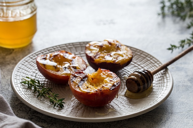 Sommerdessert: reife gegrillte pfirsiche mit honig kochen