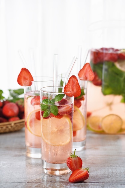 Sommererdbeercocktail oder Limonade mit Basilikum