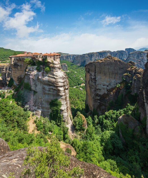 Sommerfelsige Meteora-Klöster Griechenland