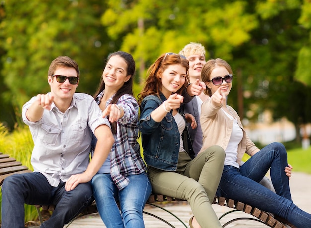 Sommerferien, Bildung, Campus und Jugendkonzept - Gruppe von Studenten oder Teenagern, die mit den Fingern auf Sie zeigen