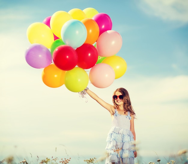 sommerferien, feier, familie, kinder und personenkonzept - glückliches mädchen mit bunten luftballons