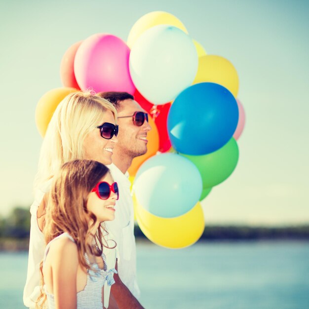 sommerferien, feier, kinder- und menschenkonzept - familie mit bunten luftballons