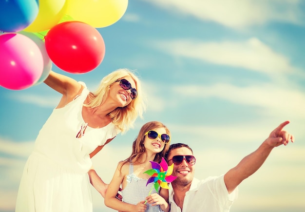 sommerferien, feier, kinder- und menschenkonzept - familie mit bunten luftballons