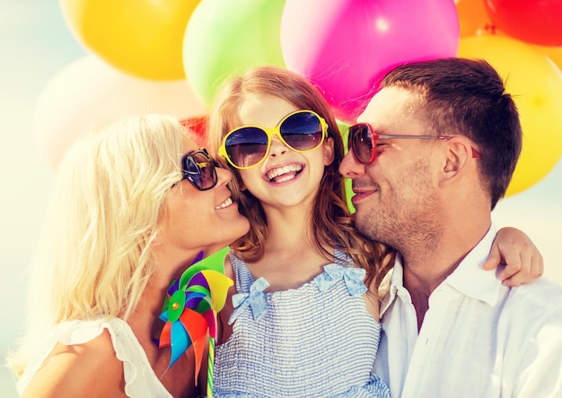 sommerferien, feier, kinder- und menschenkonzept - familie mit bunten luftballons