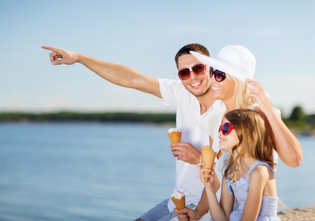 Sommerferien, Feier, Kinder- und Menschenkonzept - glückliche Familie, die Eis isst
