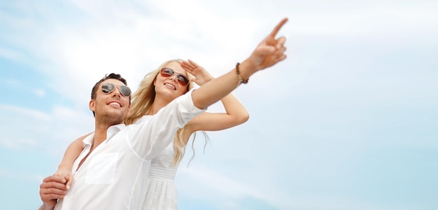 Sommerferien, Feiern und Dating-Konzept - Paar am Meer