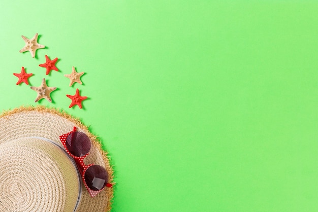 Foto sommerferien-hintergrund mit strandaccessoires auf farbigem hintergrund top-view mit kopierraum