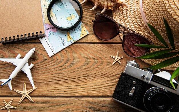 Foto sommerferien-hintergrund reisekonzept mit kamera auf holztisch hintergrund flachlag