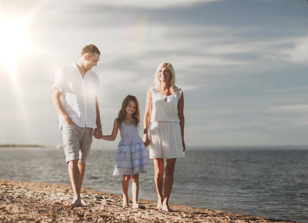 Sommerferien, Kinder- und Menschenkonzept - glückliche Familie am Meer