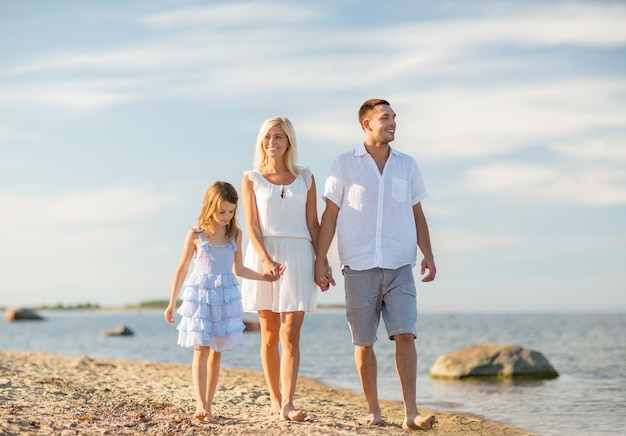 Sommerferien, Kinder- und Menschenkonzept - glückliche Familie am Meer