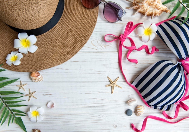 Foto sommerferien-konzept strohhut und strandaccessoires mit muscheln und seestern