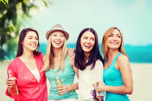 sommerferien und ferien - mädchen mit getränken am strand