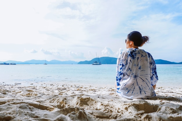 Sommerferien und ferien - rückansicht der jungen frau am strand