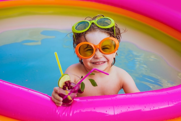 Sommerferien und Reisen Sommerferien und Ferienkonzept Kleines Kind, Junge, der Spaß im Pool hat Strandparty Glückliches Kind, das Spaß am Swimmingpool an einem sonnigen Tag hat Kids happy