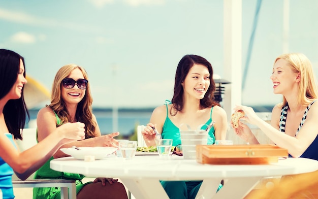 Sommerferien und Urlaub - Mädchen im Café am Strand