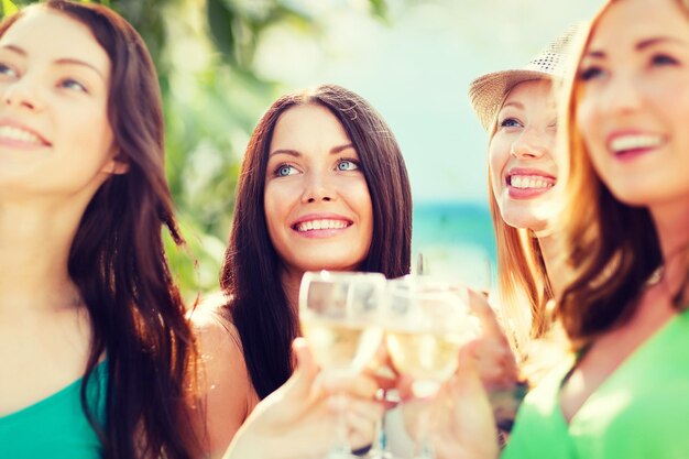sommerferien, urlaub und feier - mädchen mit champagnergläsern
