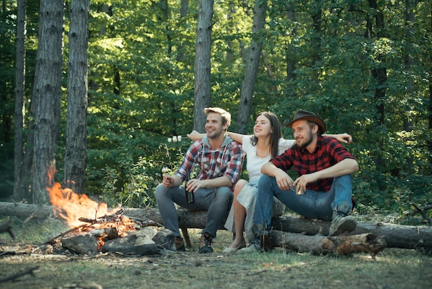 Sommerferien Wald Gruppe Freunde verbringen Freizeit Wochenende Wanderung Picknick Wald Natur Hintergrund Happ