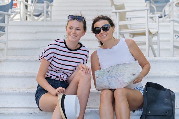 Sommerferien zusammen Mutter und Tochter reisen, die touristische Karte lesen