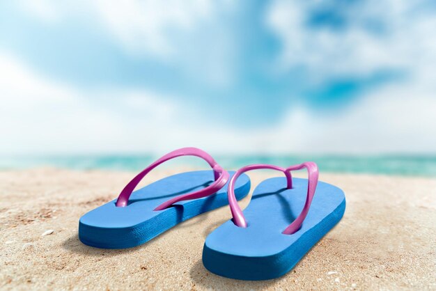 Sommerferienhintergrund mit einem Paar Flip-Flops am Strand