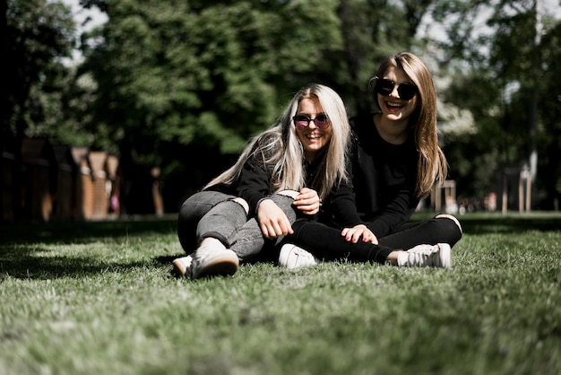 Sommerferienkonzept Zwei junge Mädchen im Park