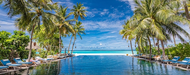 Sommerferienlandschaft, Luxus-Resort-Palmen-Infinity-Pool, erstaunliche Meereslandschaft-Lagune, sonniger blauer Himmel