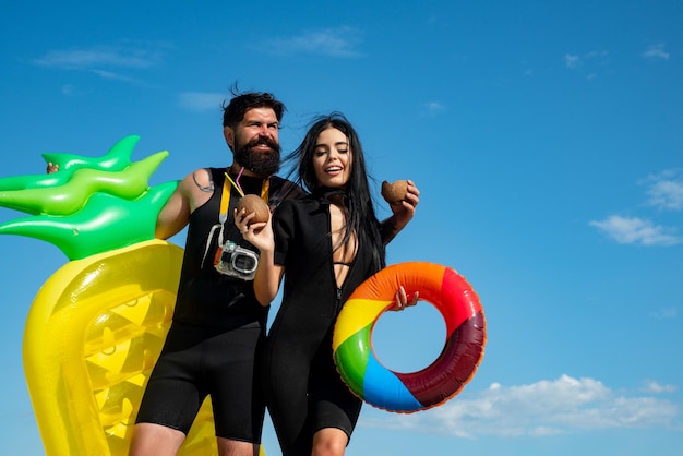 Sommerferienpaar Sommerkonzept Mann mit Luftmatratze Sexy Frau im Badeanzug