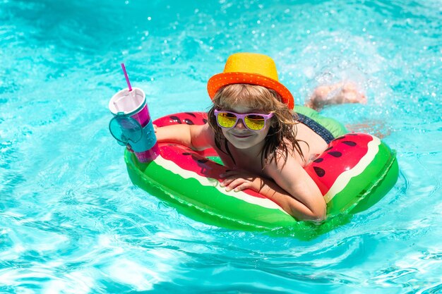 Sommerferienspaß süßes Kind im Schwimmbad